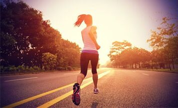 تساعد التمارين الهوائية، مثل الجري، على حرق دهون الساق. 
